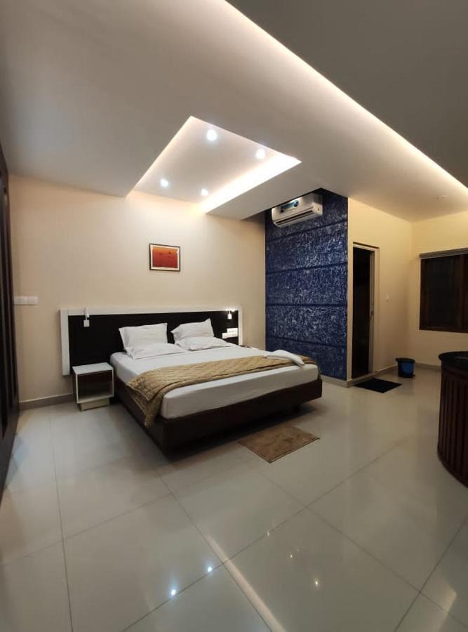 Hotel Issacs Regency Sultan Bathery Zewnętrze zdjęcie
